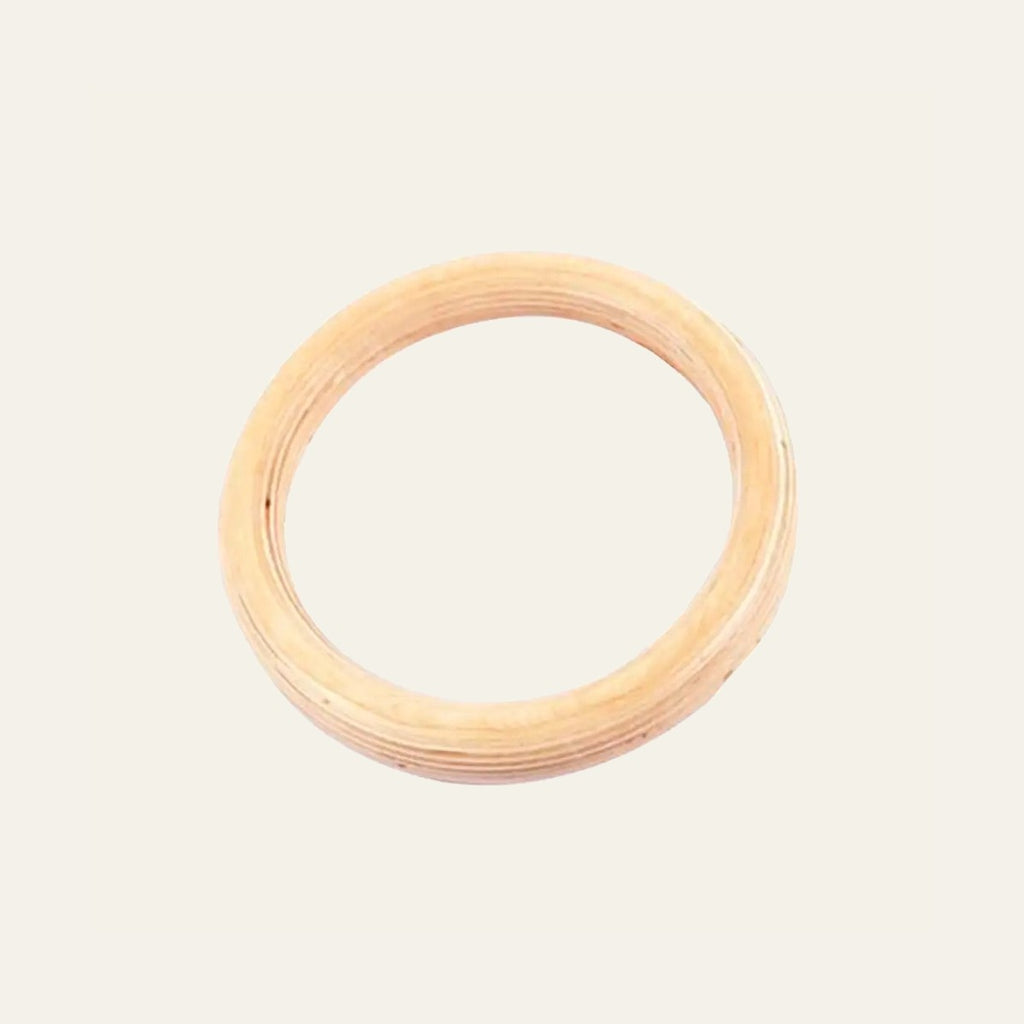 Détail du bois de bouleau multiplis de l'anneau de gymnastique