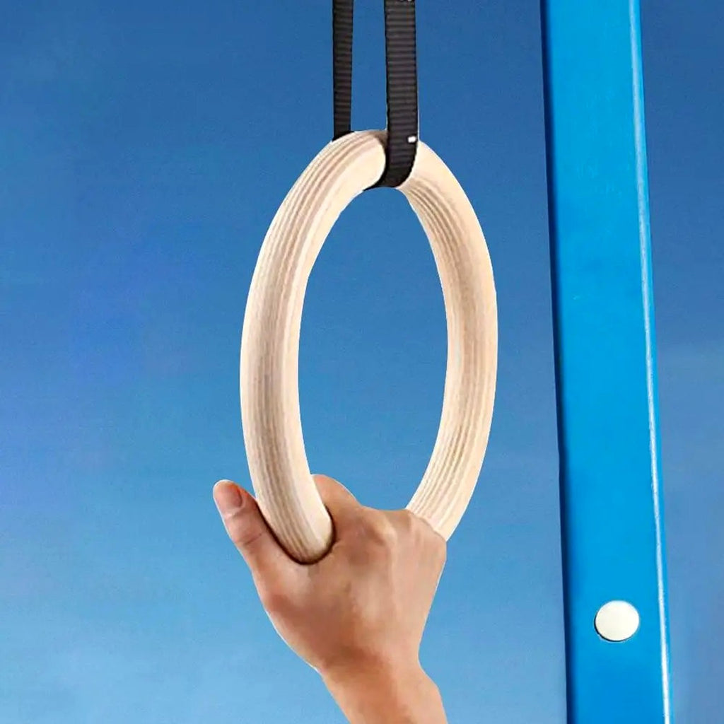 Main saisissant un anneau de gymnastique en bois suspendu