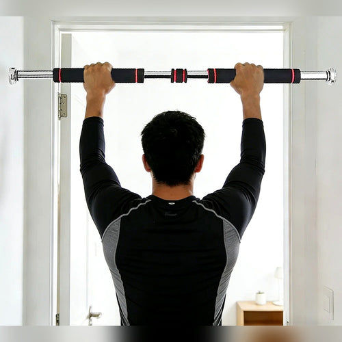 Barre de traction de porte sans perçage installée dans un encadrement, pratiquant en suspension